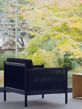 ротанговый стул, небольшой журнальный столик для одного или двух человек, балкон в семейном стиле в китайском стиле, ротанговый стол и стул